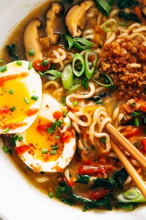 Instant Ramen Recipes, Quick Ramen, Homemade Ramen Noodles, Curry Ramen, Pinch Of Yum, How To Make Ramen, Ramen Recipe, Homemade Ramen, Ramen Soup