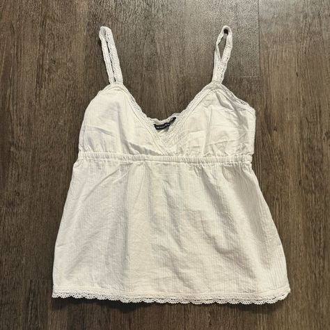 Brandy Melville Edith White Lace Tank Top Super Cute And Flattering! Brand New Without Tags Brand Melville Outfits, Brandy Melville Lace Top, Brandy Melville Outfits Fall, Brandy Melville Clothes, Cute White Tank Top, Himekaji Outfits, White Babydoll Top, Tops Brandy Melville, Brandy Melville Outfits