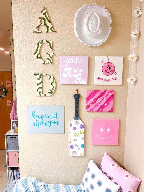 Sorority House Room Ideas, Alpha Gam Paintings, Sorority House Rooms Decor, Sorority Room Decor, Sorority Room Ideas, Sorority Bedroom, Sorority House Decor, Sorority House Rooms, Sorority Decor