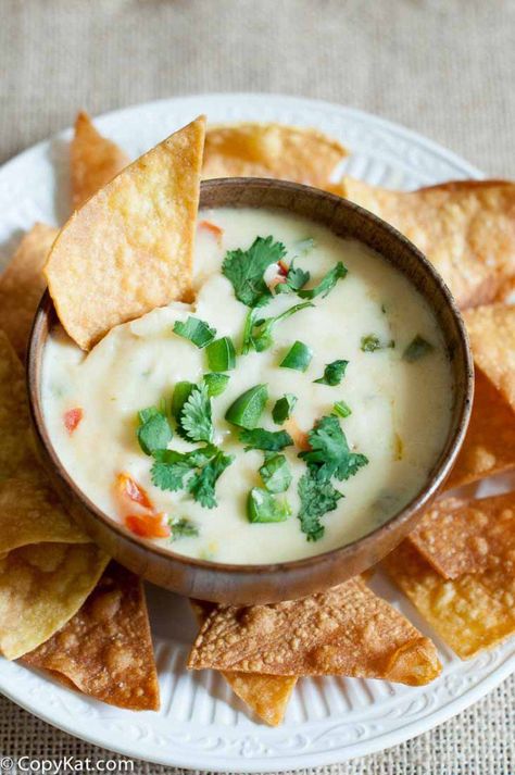 Applebees Queso Blanco from CopyKat.com White Queso Recipe, Applebees Recipes, Applebees Copycat Recipes, White Queso Dip, Chips And Dip, Copy Cats, Queso Recipe, Community Table, Copykat Recipes