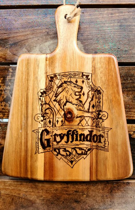 Pyrography Jewelry, Pyrography Ideas, Gryffindor Crest, Wood Slice Art, Hogwarts Crest, Harry Potter Gryffindor, Wood Slices, Pyrography, Wood Burning