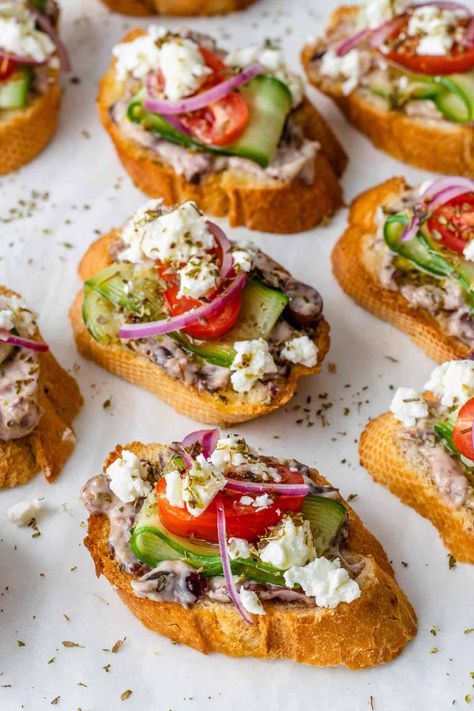 Greek Inspired Food, Predinner Snacks, Vegetarian Wedding Food, Greek Food Party, Greek Bruschetta, Finger Food For Party, Bruschetta Recipes, Cake Sandwiches, Food Dips