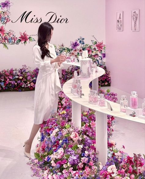 Miss Dior Theme Party, Miss Dior Inspired Party, Perfume Exhibition Design, Perfume Event Ideas, Dior Theme Decor, Miss Dior Party, Dior Event Decoration, Dior Decorations Decor, Dior Pop Up