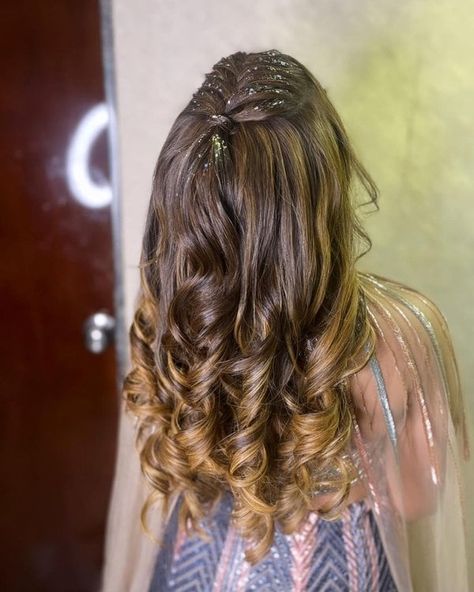 Glitz & Glam: Glitter Hairstyles Perfect For A Cocktail Night | WeddingBazaar Hairstyle For Engagement Look, Long Party Hairstyles, Cocktail Night Hairstyle, Cocktail Hairstyles For Bride, Hair Glitter Hairstyles, Indowestern Hairstyle, Party Wear Hair Styles, Haïr Style For Engagement, Open Long Hair Hairstyles