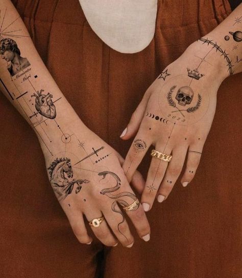 Tatoos Hands Woman, Tattoo Manos Mujer, Minimal Neck Tattoo, Aesthetic Hand Tattoo, 2 Hands Tattoo, Little Hand Tattoos, Tattoo Of Hands, Hands Tattoo Design, Tattoo Designs Symbols