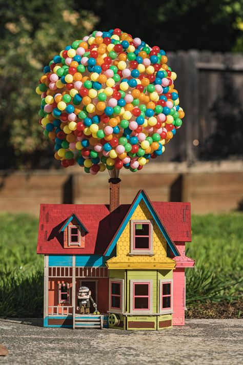 Up Movie House Diy, Up Movie Crafts, House From Up, Diy Up House, Up House Painting, Movie Up, Disney Craft Ideas, Casa Up, Up Movie House