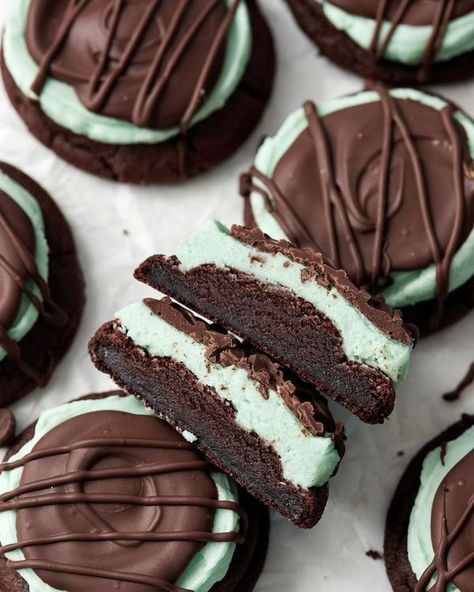 Mint Cream Biscuits, Things To Bake Christmas, Snacks For Groups, Chocolate Mint Recipes, Chocolate Mint Desserts, Mint Cookies Recipe, Mint Chocolate Cookies, Mint Dessert, Cookie Holiday