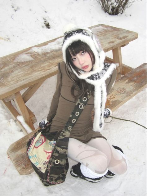 Japanese Winter Outfits, Japanese Fashion Winter, Japanese Winter Fashion, 2000s Japanese Fashion, Winter Outfits Aesthetic, Minimal Outfit, Winter Fits, Young And Beautiful, Mens Accessories Fashion