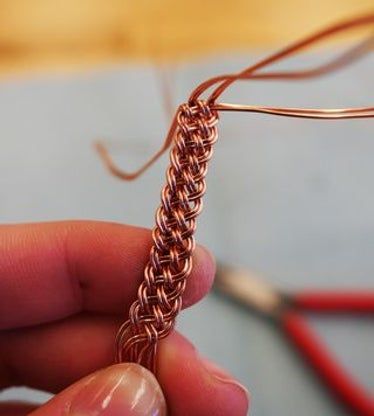 Adjustable Woven Copper Bracelet: 42 Steps (with Pictures) Wire Wrapped Bracelet Tutorial Simple, Wire Weaving Patterns, Wire Weaving Techniques, Wire Weaving Tutorial, Wire Wrapped Stone Jewelry, Wire Jewelery, Wire Wrap Jewelry Designs, Wire Wrapped Jewelry Diy, Bracelet Fil