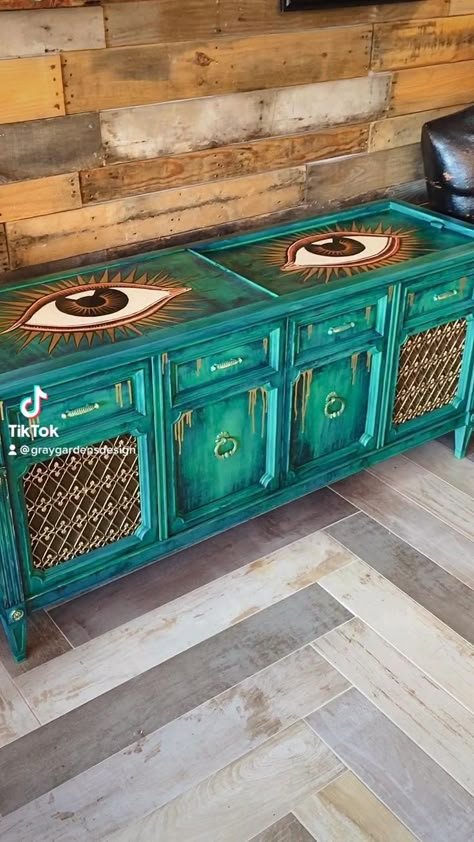 Diy Painting Furniture Ideas Wood, Wood Projects Painting, Fun Painted Furniture, Refinish Wood Furniture, Upcycled Lighting, Graffiti Pop Art, Gray Gardens, Upcycled Decor, Vintage Painted Furniture