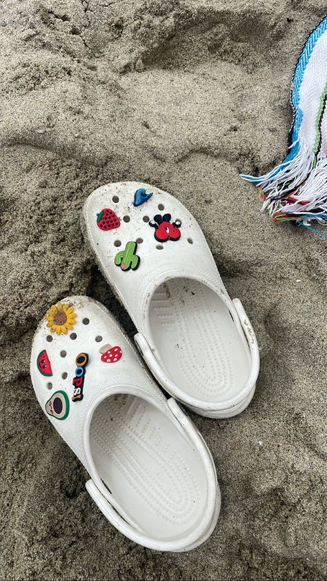 Stucco Crocs, Crocs Outfit Summer, Charm Crocs, Summer Aesthetic Pictures, Bunny Strawberry, Croc Decorations, Crocs Aesthetic, Crocs Charm, Croc Jibbitz