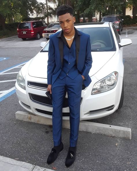 Navy blue suit with black trim Prom Suits For Black Guys, Dark Blue Prom Suits, Navy Prom Suit, Navy Blue Prom Suits, Blue Suit Black Tie, Homecoming Guys Outfits, Blue Prom Suits For Guys, Blue Black Suit, Guys Prom Outfit