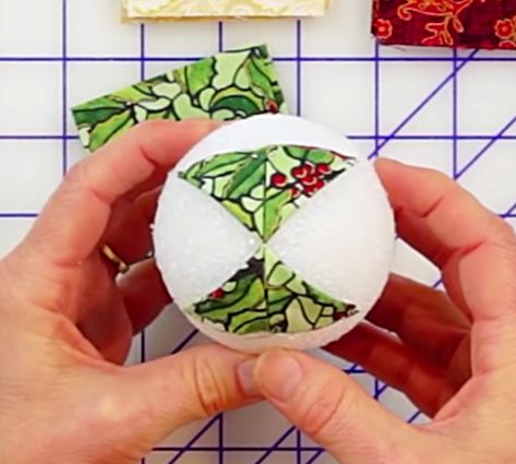 Learn to make this quick and easy no sew quilted Christmas ornament Styrofoam Ball Crafts, Diy Quilted Christmas Ornaments, Christmas Ball Ornaments Diy, Quilted Fabric Ornaments, Sewn Christmas Ornaments, Diy Christmas Ball, Christmas Decorations Sewing, Folded Fabric Ornaments, Quilted Ornaments