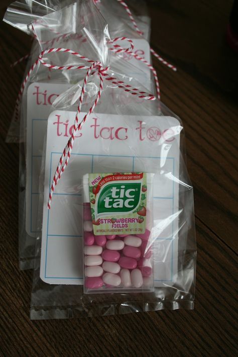 If you’re in the mood to make homemade valentines this year, you’ve come to the right spot. This roundup of 15 super fun Dollar Store valentines are guaranteed to make kids smile. They’re creative, playful and cost just $1 or less. Gotta’ love that price tag! First up, make a DIY Tic Tac Toe game … Dollar Store Valentines, Cadeau St Valentin, Valentines Bricolage, Kids Smile, Valentinstag Party, Happy Hearts Day, Super Store, Homemade Valentines, Festa Party