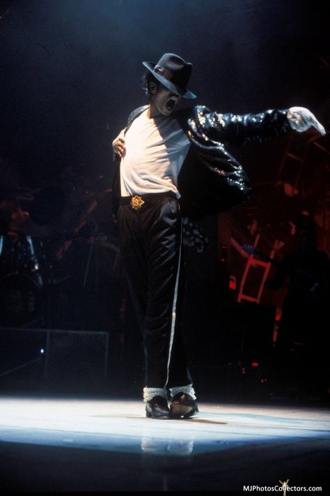 Michael Jackson Billie Jean live performance Billie Jean Michael Jackson, Mj Bad, Michael Jackson Dance, Estilo Cholo, Joseph Jackson, Michael Jackson Bad, Billie Jean, Michael Jackson Pics, King Of Pop