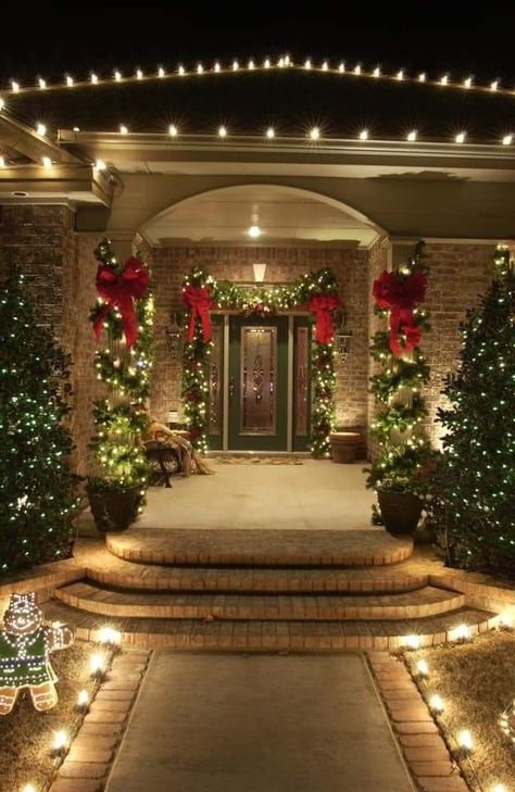 Entrance Outdoor, Christmas Lights Outside, Christmas House Lights, Christmas Dreaming, Christmas Themes Decorations, Christmas Decorations Diy Outdoor, Christmas Inspo, Outdoor Christmas Lights, Front Porch Christmas Decor