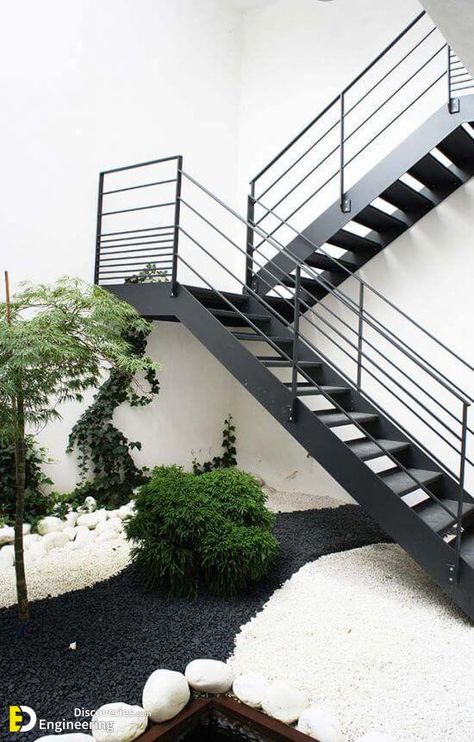 Outside Stairs, Staircase Outdoor, External Staircase, Balkon Decor, Iron Staircase, Escalier Design, Staircase Ideas, Staircase Remodel, Exterior Stairs