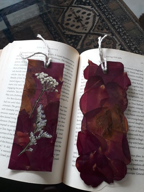 Dried Rose Petals Aesthetic, Dry Rose Petals Crafts, Rose Petals Craft, Dried Flowers Diy, Handmade Bookmarks Diy, Pressed Flower Crafts, Creative Bookmarks, Diy Journal Books, Diy Bookmarks