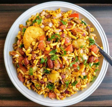 Bhel Puri Recipe | Mumbai Bhel Puri - VegeCravings Bhel Puri Recipe, Bhel Recipe, Bhel Puri, Bangladeshi Food, Puri Recipe, Vegan Indian Recipes, Puri Recipes, Pani Puri, Chaat Recipe