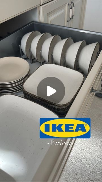 Canan on Instagram: "Mit dem Halterungen bekommt man Ordnung in den Schränken. Ihr könnt es vielseitig verwenden 🫶  Ich habe es von @ikea gekauft   Bu Tutacagiy’ile dolapları düzenli tutabilirsiniz. Pek çok şekilde kullanabilirsiniz @ikea’dan aldım  #temizlikzamanı #temizlikbenimişim #temizlikfikirleri #asmrsounds #temizlikönerileri #ordnungstipps #ordnungsliebe #sauber #cleanday #cleaningmotivation #cleaningmotivation #cleaningsounds #cleaning #clean  #hack #bulaşıkmakinesi #motivation #schubladenorganizer #cekmeceduzeni #organizer #homecleaning #düzenlievim #reelsviral #asmr #reelsinstagram #küche #Ordnung #schubladenorganizer #viralreels #2023 #2022 #fypシ" Kitchen Organiser Idea, Kitchen Organisation Ikea, Kitchen Ideas Drawers, Kitchen Organizing Tips, Ikea Kitchen Organization Ideas, Ikea Organization Ideas, Kitchen Organizer Ideas, Ikea Kitchen Hack, Ikea Organizer