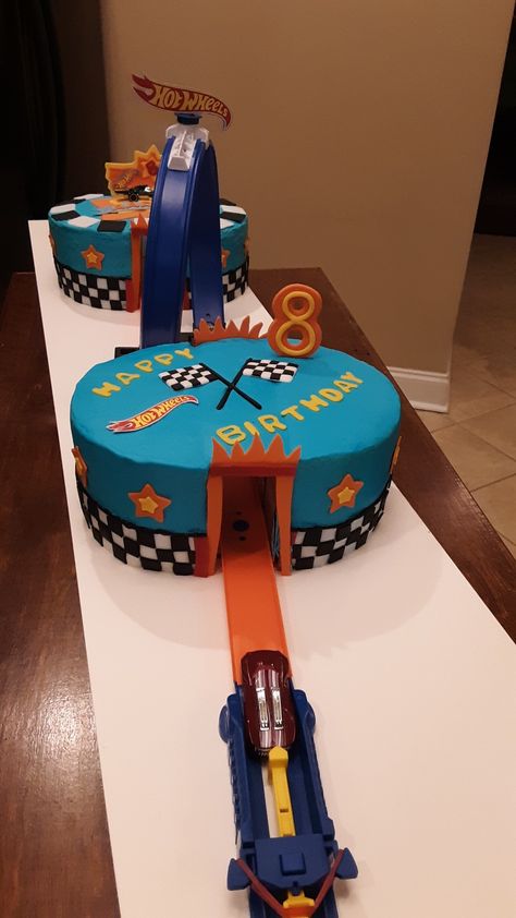 Cars Cake Ideas, Compleanno A Tema Hot Wheels, Hot Wheels Themed Birthday Party, Imprimibles Hot Wheels, Wheels Cake, Bolo Hot Wheels, Hot Wheels Cake, Wheel Cake, Hotwheels Birthday Party