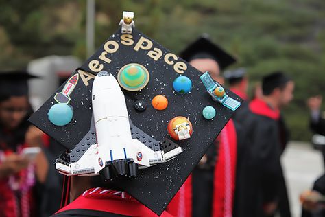 Aerospace grad Cap idea // follow us @motivation2study for daily inspiration Aerospace Engineering Graduation Cap, Aerospace Graduation Cap, Engineer Party, Phd Party, 2enior Ye4r, Engineering Graduation, Engineer Graduation, Senior Year Diy, Graduation Cap Decoration Diy