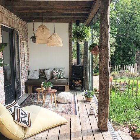 Gezellige veranda in bohemian stijl Ruang Tamu Outdoor, Design Per Patio, Dutch House, Enclosed Patio, Outdoor Living Room, Hus Inspiration, Front Porch Ideas, Design Del Prodotto, Balcony Decor