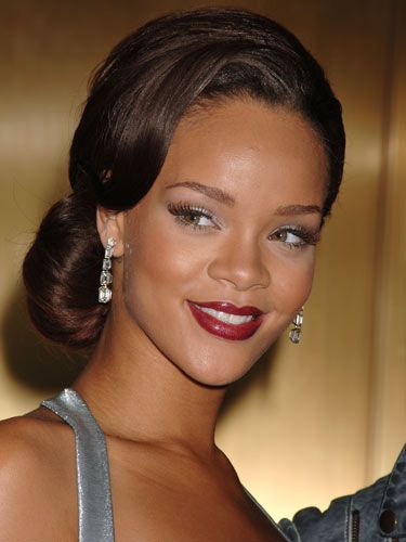 Part USO, part 21st century diva, Rihanna's classic chignon is deal for black-tie affairs. Getty Images -Cosmopolitan.com Celebrity Wedding Hair, Old Hollywood Hair, Wedding Hairstyles And Makeup, Wedge Hairstyles, Wedding Hairstyles Medium Length, Asymmetrical Hairstyles, Hollywood Hair, Vivien Leigh, Funky Hairstyles