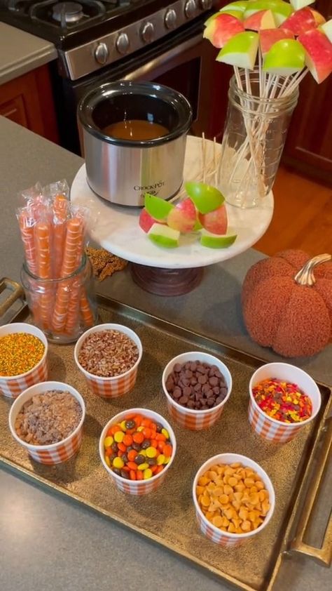 Caramel Apple Board, Candy Apple Bars, Caramel Apple Bar, Apple Board, Caramel Apples Halloween, Apple Bar, Caramel Apple Bars, Friendsgiving Dinner Party, Apple Bars