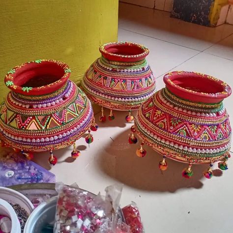 Pooja Kalash Decoration Handmade, Matuki Art, Handi Decoration Ideas, Matka Decoration Ideas, Krishna Matki Decoration, Matli Decoration For Wedding, Garba Design Pot, Marriage Pots Decoration, Matki Decoration Ideas For Wedding