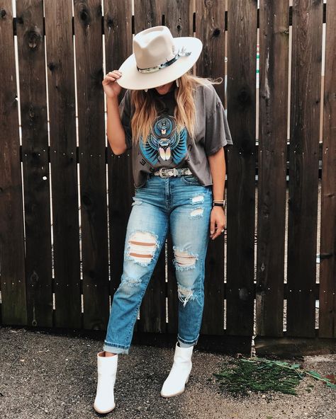 ripped jeans for cute fall style inspiration from @amp_styles | Buckle Modern Cowgirl Outfits, Cowgirl Outfit Ideas, Country Concert Outfit Fall, Concert Outfit Fall, Nfr Outfits, Country Concert Outfits, Edgy Leather Jacket, Cowgirl Style Outfits, Modern Cowgirl