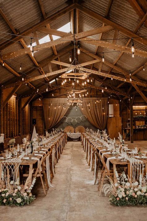 Weeding Decoration Inside, Wedding Spots, Country Western Wedding, Western Themed Wedding, Rustic Wedding Decorations, Country Barn Weddings, Rustic Boho Wedding, Barn Wedding Decorations, Country Theme Wedding