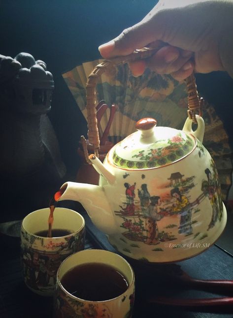 Tea Brewing Aesthetic, Chinese Tea Aesthetic, Chinese Tea Party, Spilled Tea, Chinese Tea House, Tea Chinese, Sense Of Taste, Chinese Kitchen, Malaysian Cuisine