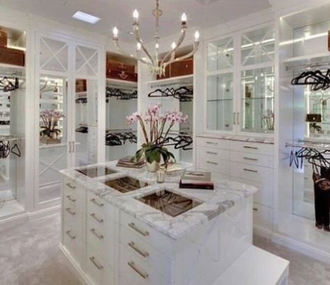 39 Dreamy Walk in Closet Ideas Luxury Closet Designs Women, Dream Dressing Room, Barratt Homes, Master Closet Design, Dressing Room Decor, Dressing Room Closet, Amazing Closets, Dream Closet Design, Walk In Closet Design