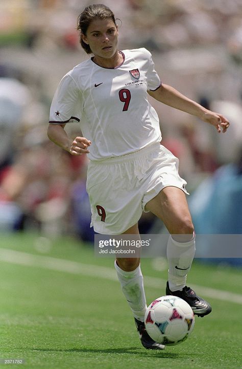 Mia Hamm Mia Hamm, Cleats Soccer, Alex Morgan Soccer, Soccer Girl Problems, Women's Soccer Team, Manchester United Soccer, Cristiano Ronaldo Lionel Messi, Barcelona Soccer, Usa Soccer Women