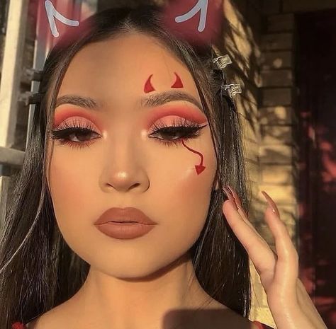 Devil Cute Makeup, Makeup Diabla, She Devil Makeup, Devil Makeup Look, Face Makeup Halloween, Devil Makeup Halloween, Halloween Lip Makeup, Maquillage Halloween Simple, Make Up Halloween