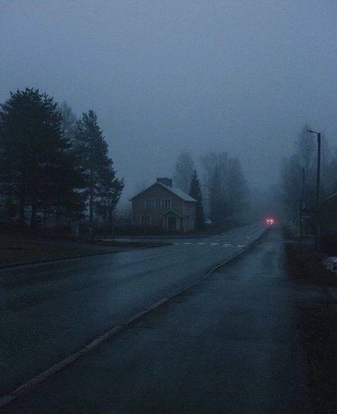 City Grunge, Paradis Sombre, Foggy Road, Dark Naturalism, Foggy Day, Shotting Photo, Photographie Portrait Inspiration, Desen Anime, Romanticizing Life