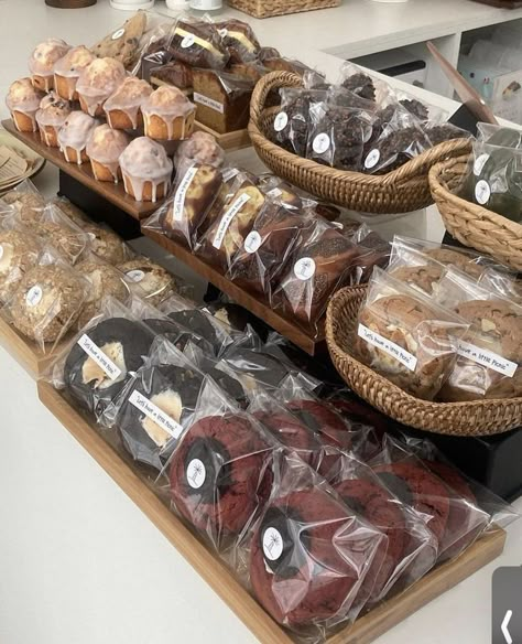 Bake Sale Displays, Bakery Counter, Bake Sale Packaging, Cookie Display, Kek Lapis, Bakery Shop Design, Home Bakery Business, Bakery Design Interior, Don Pedro