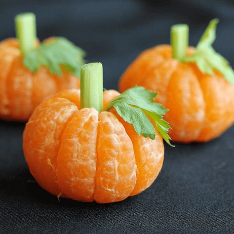 Clementine Pumpkins, Pumpkin Snack, Halloween Breakfast, Healthy Halloween Treats, Healthy Halloween Snacks, Decorações Com Comidas, Fun Halloween Food, Easy Halloween Food, Halloween Food Treats