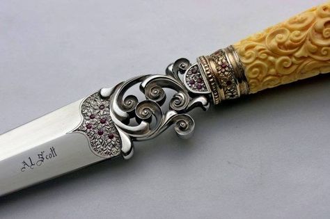 Al Scott Collector Knives, Medieval Design, Engraved Pocket Knives, Engraved Knife, Pretty Knives, Dagger Knife, Knife Art, Knife Design, Cool Knives