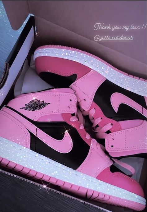 #pinkshoes #airjordanshoes #pinkandblack #shoes #shoesaddict #nike Shoes Baddie Aesthetic, Cute Birthday Shoes, Casual Shoes Women Sneakers, Nike Shoes Women Fashion, Sneakers For Girls, Pink Nike Shoes, Pretty Sneakers, Nike Clothing, Nike Fashion Shoes