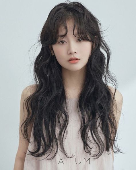 Long Layered Haircuts With Face Framing Wavy Hair, Face Framing Bangs Curly Hair, Curly Hair With Face Framing Layers, Long Choppy Hair, Bangs For Long Hair, Korean Wavy Hair, Long Hair Perm, Bangs Wavy Hair, Waist Length Hair