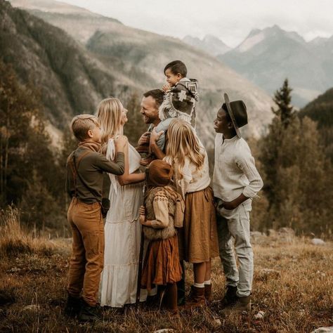 ↟ Emily Hodge ↟New Castle, CO | Family isn’t made from blood, it’s made from love. And this family embodies love. And believe it or not, this is only 5 of their 9 kids!… | Instagram Barn Family Photos, Large Family Photo Shoot Ideas, Daughter Photo Ideas, Poetic Photography, Pink Grass, Large Family Photos, Mommy And Me Photo Shoot, Family Photoshoot Poses, Photoshoot Family