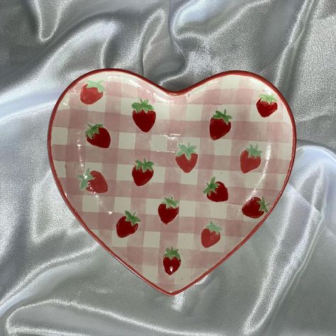 Heart Plates Ceramic, Kiwi Pottery Painting, Color Me Mine Strawberry, Heart Shaped Pottery Painting Ideas, Valentine Pottery Painting Ideas, Ceramic Heart Bowl, Gingham Pottery Painting, Pottery Painting Heart Plate, Heart Pottery Painting Ideas