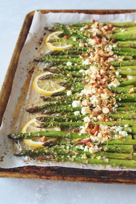 Honey-Lemon Roasted Asparagus with Feta - Inspired Edibles Vegetarische Diners, Roasted Asparagus, Low Carb Paleo, Deilig Mat, Asparagus Recipe, Honey Lemon, Veggie Dishes, Vegetable Side Dishes, Vegetable Dishes