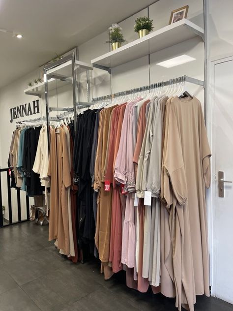 Clothing Boutique Interior Design, Small Clothing Store Interior, Boutique Clothing Store Design, Clothing Boutique Decor, Modern Arabic Interior, House Series, Retail Store Interior Design, Clothing Store Interior, Room Store