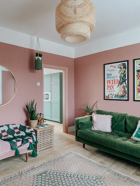 Green Sofa Living Room, Set Sofa, Pink Living Room, Colourful Living Room, Green Sofa, Room Color Schemes, Living Room Green, Hem Design, Pink Bedroom