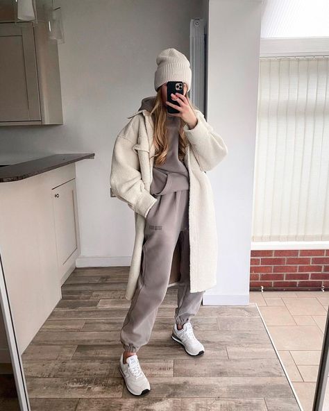 Womens Tracksuit Outfit Winter, Woman Tracksuit Outfit, Smart Tracksuit Outfit, How To Wear A Tracksuit, Outfit Ideas Tracksuit, How To Style Tracksuits, Winter Tracksuit Outfits, Women’s Tracksuit, Womens Sweatsuit Outfits