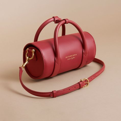 Named after the house code for our signature honey-coloured gabardine, The DK88 is a tribute to the fabric at the heart of Burberry’s history and is crafted in our exclusive new Trench Leather. Designed in England, a timeless and compact barrel bag with a distinctive oversize lock, perfectly proportioned to fit the essentials. Barrel Bag, Bowling Bags, Luxury Purses, Lv Handbags, Ladies Clutch, Wedding Bag, Burberry Handbags, Leather Bags Handmade, Black Cross Body Bag