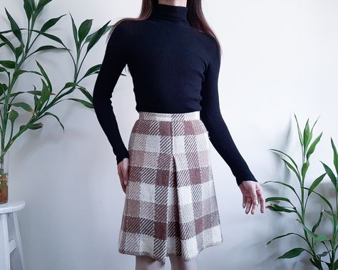 Vintage 60s 70s Wool plaid front pleated skirt , High waist skirt , Rotro skirt Color : Brown , Beige , cream Tage Size : 7 ( Japan ) Xs Made in Japan Please check measurements. Waisted 24 " / 61 cm Hips - 36 " / 91.5 cm ( Measured from the lining ) Total Length  21 " / 53.5 cm Condition: Excellent Vintage Condition - No noticeable stains, tears or holes. Detail - FrontvPleated skirt - Nylon zipper on the back skirt - Lining Materials - 100 % Wool - Lining 100 % Polyester Our clothes are vintage Mod Skirt, Wool Plaid Skirt, Skirt Lining, Vintage Products, Plaid Skirt, Plaid Skirts, Wool Plaid, Vintage 60s, Brown Beige